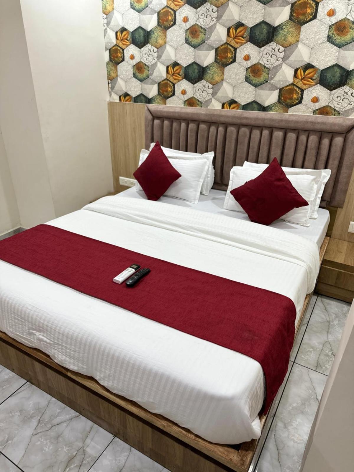 Hotel Alpine Ahmedabad Exterior photo