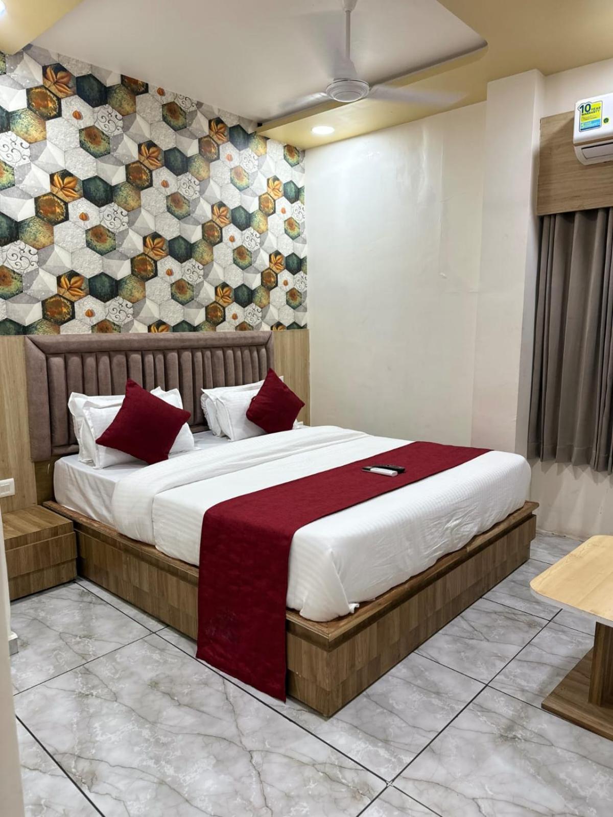 Hotel Alpine Ahmedabad Exterior photo
