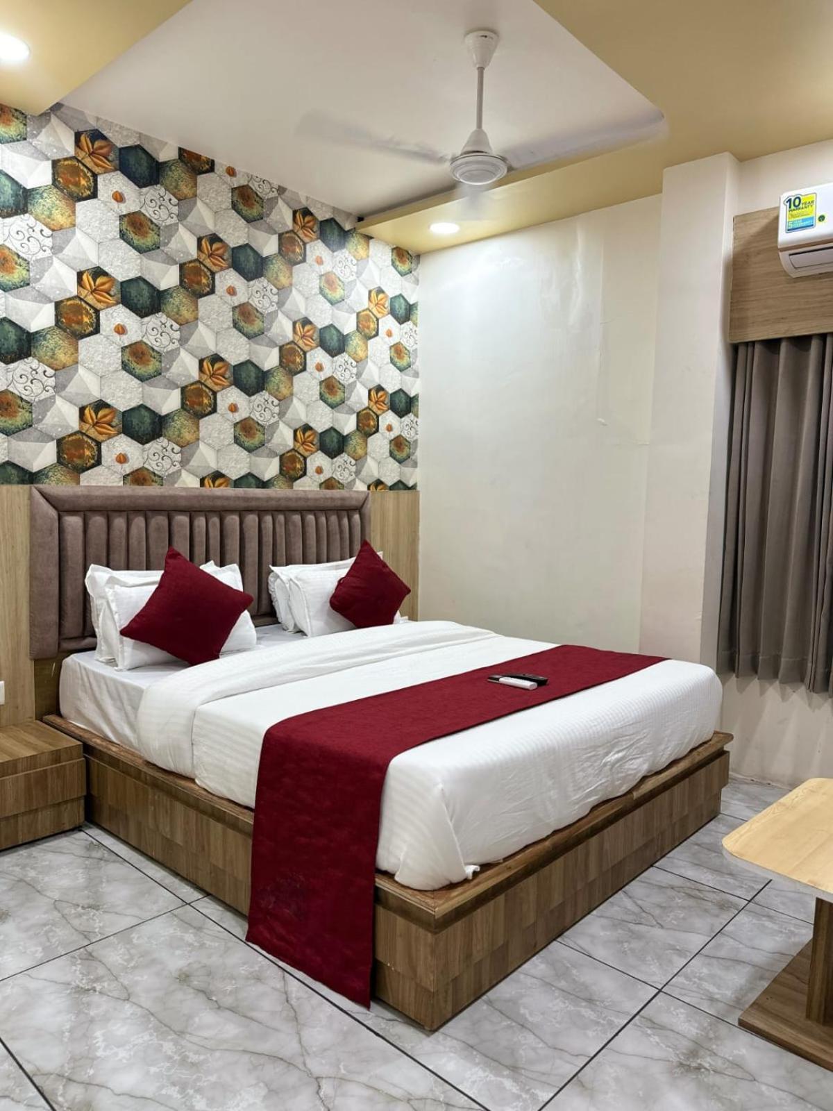 Hotel Alpine Ahmedabad Exterior photo