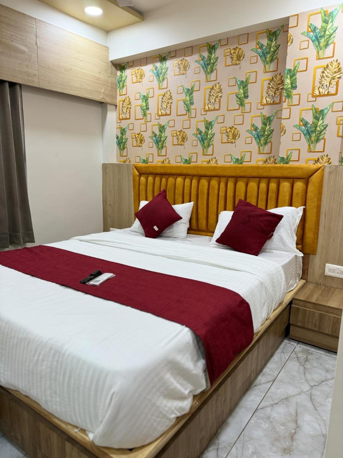 Hotel Alpine Ahmedabad Exterior photo