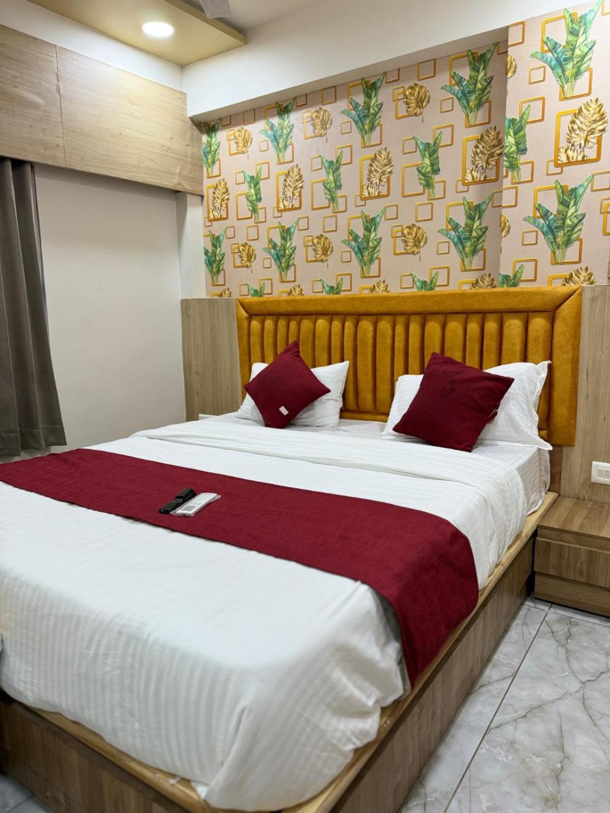 Hotel Alpine Ahmedabad Exterior photo