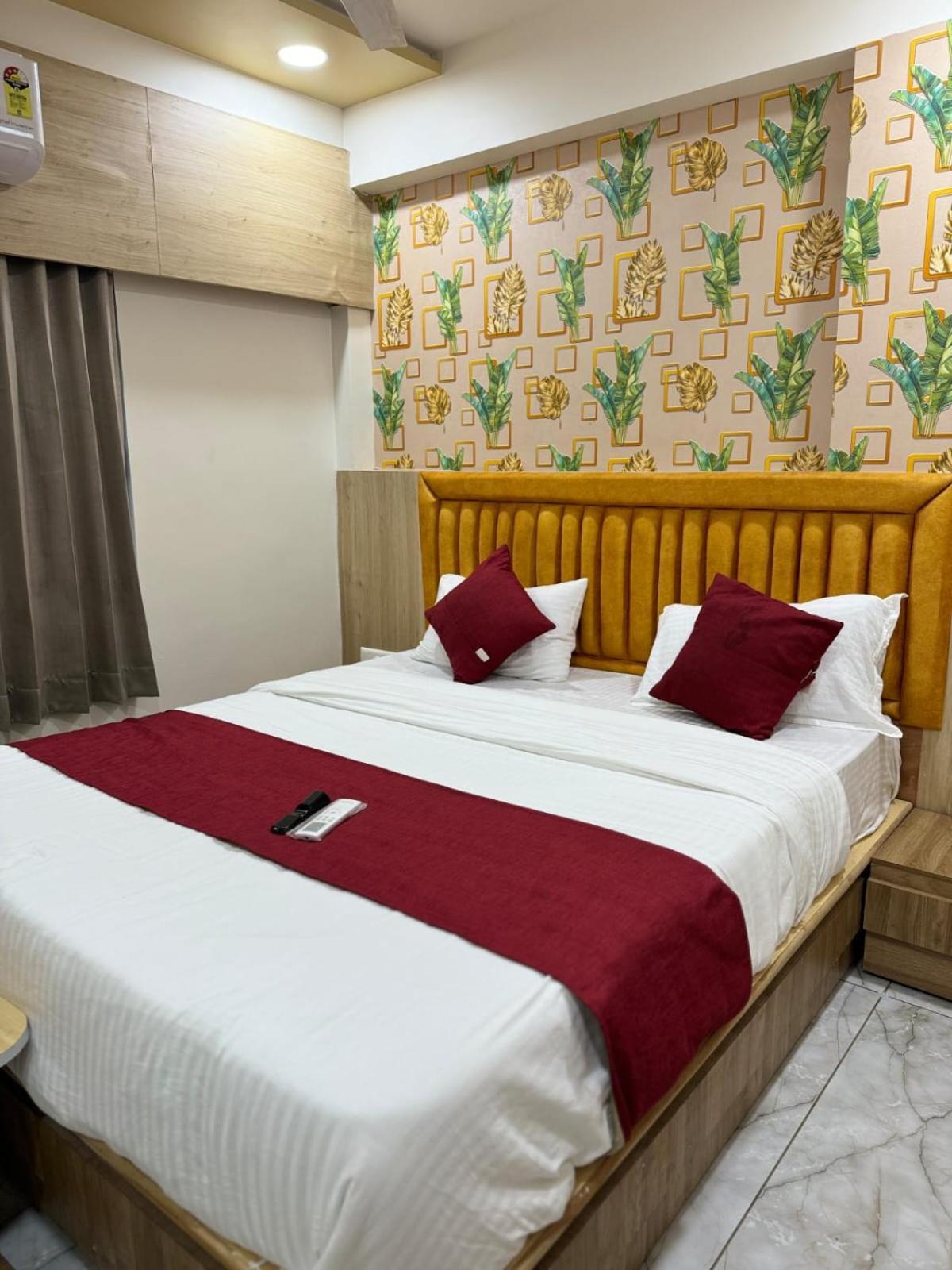 Hotel Alpine Ahmedabad Exterior photo