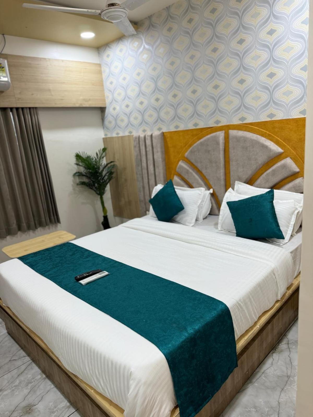 Hotel Alpine Ahmedabad Exterior photo