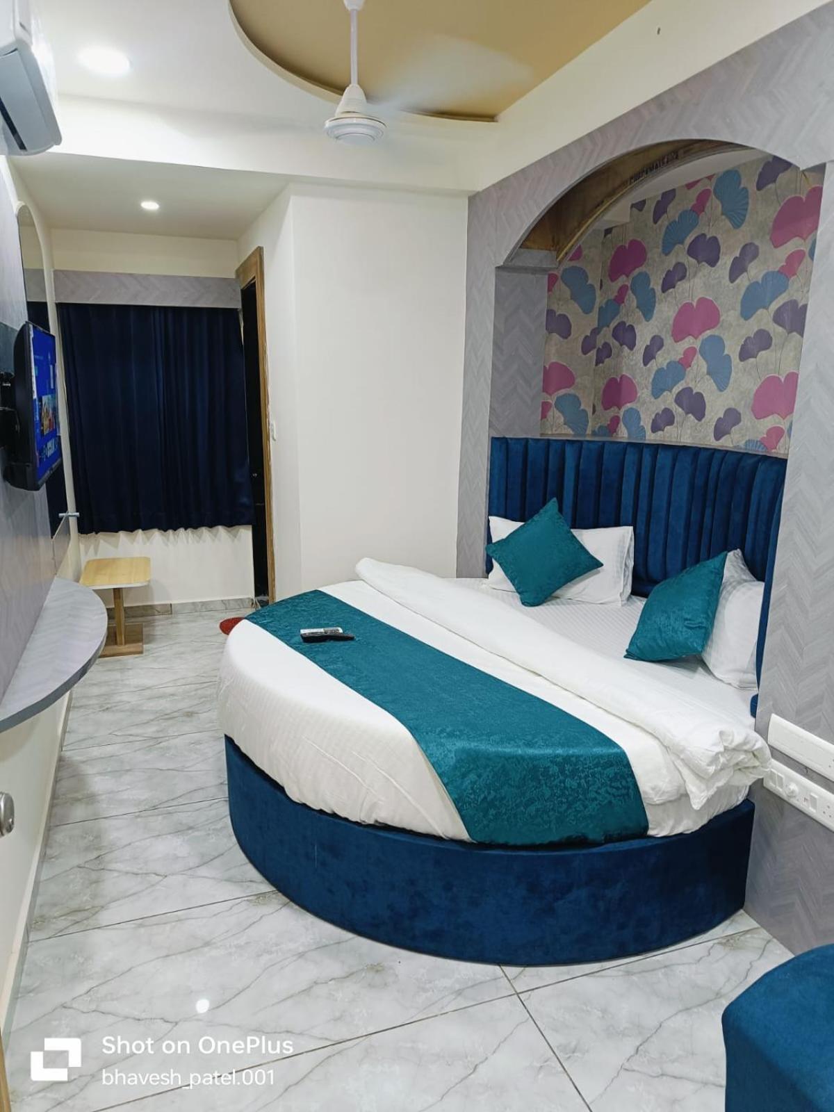 Hotel Alpine Ahmedabad Exterior photo